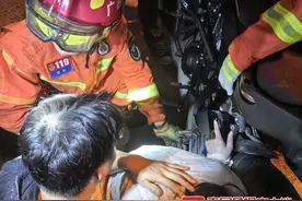 女子外套连同手臂被卷入摩托车轮，消防提醒……图片