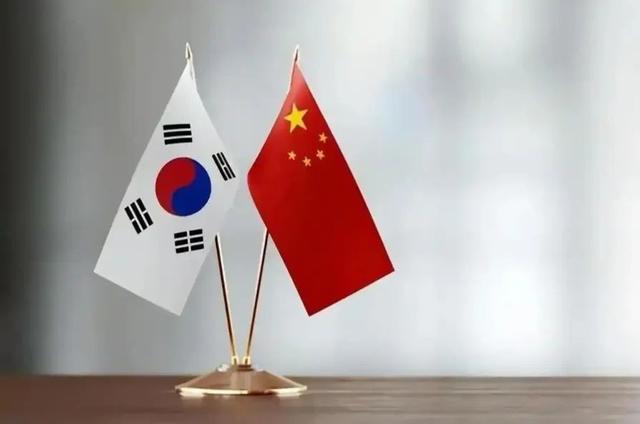九三阅兵越来越近，李在明发现得罪不起中国，决定派人送上亲笔信