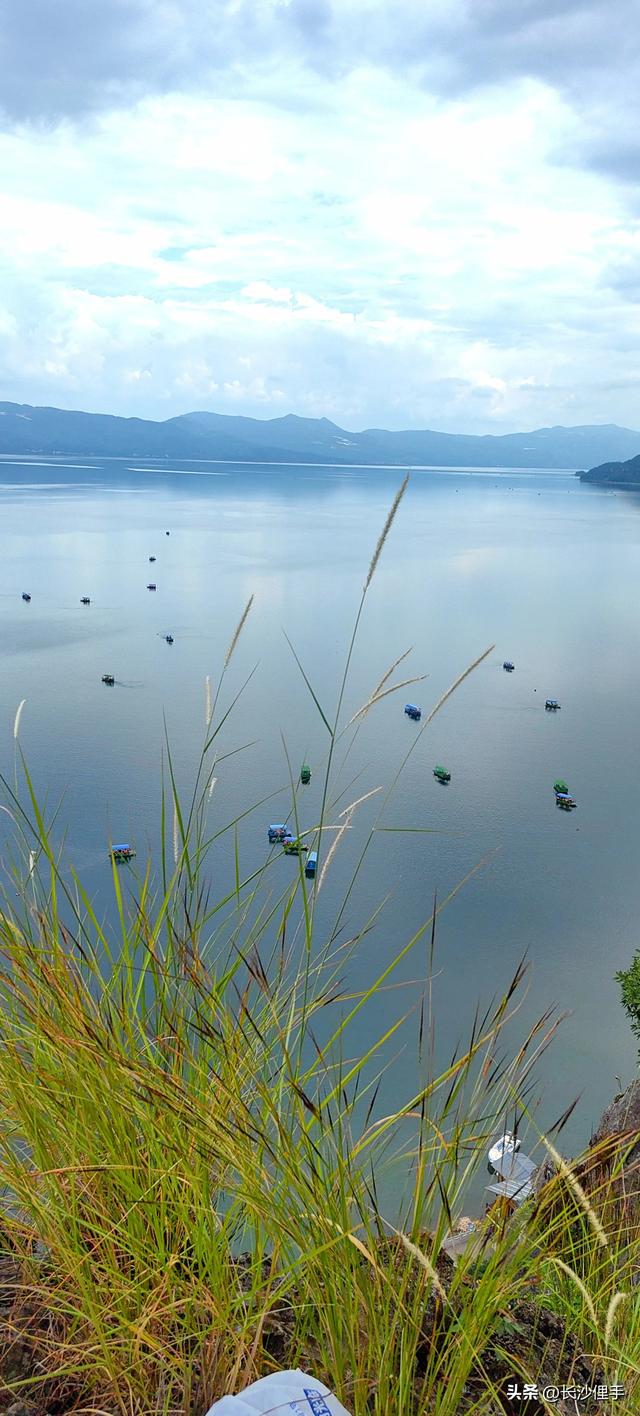 笔架山下湖光平静的抚仙湖