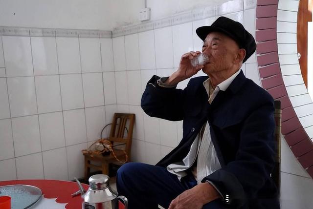 云南82岁老汉服毒自杀，警方发现：他是军委找了40年的人