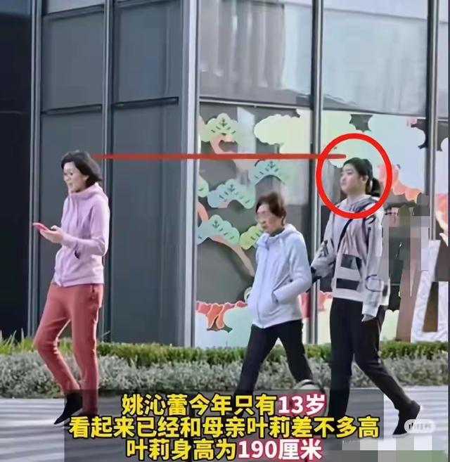 姚明女儿美到认不出！年仅15岁身高2米，是一名学霸，不爱打篮球