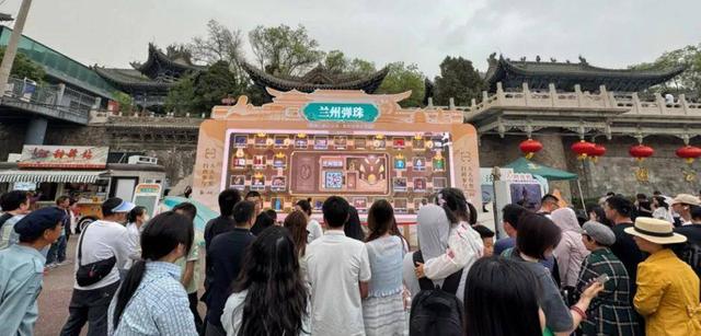 一块大屏幕因何引来人山人海……？