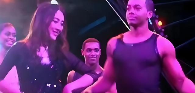 和孔令辉分手12年，被黑人驼肩上的马苏	，终是为她的选择买了单