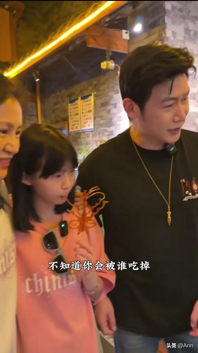 陆毅一家逛完都江堰后打卡鳖有洞天吃甲鱼 小叶子两眼放光萌萌的！
