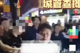 心酸，大妈摆摊遇上城管，将剩余的饼发给路人，知情者透露真相图片