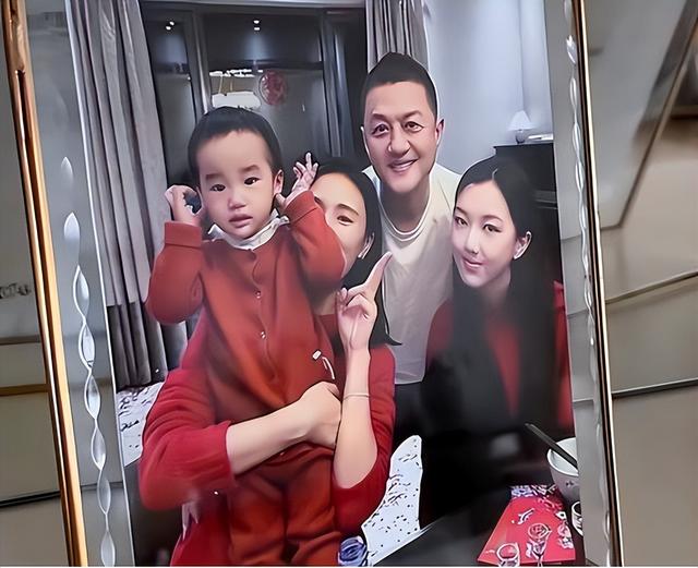 李亚鹏官宣离婚！欠4.5亿债租房三年，和好友阿那亚聚会满脸笑意