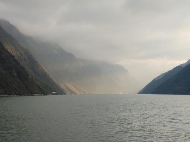 鄂渝行第四天（上）：小红船换小白船，从巫山到巴东