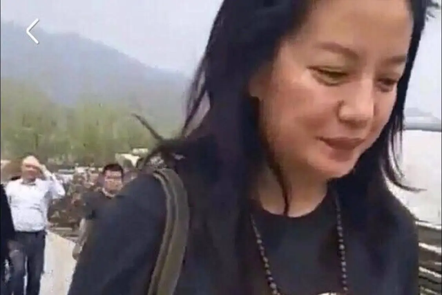 封杀四年，49岁赵薇突传消息，因胃癌去世传闻5个月前就真相大白