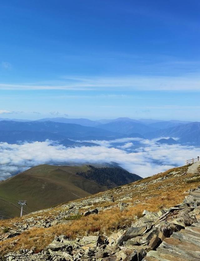 登上新疆云霄峰，一览四国景！