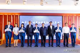 和平区举办“培育和发展新质生产力”商圈办暨“小和帮办团”启动仪式图片