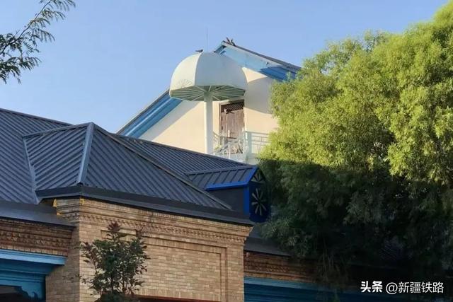 坐火车，邂逅新疆最“蓝”小城