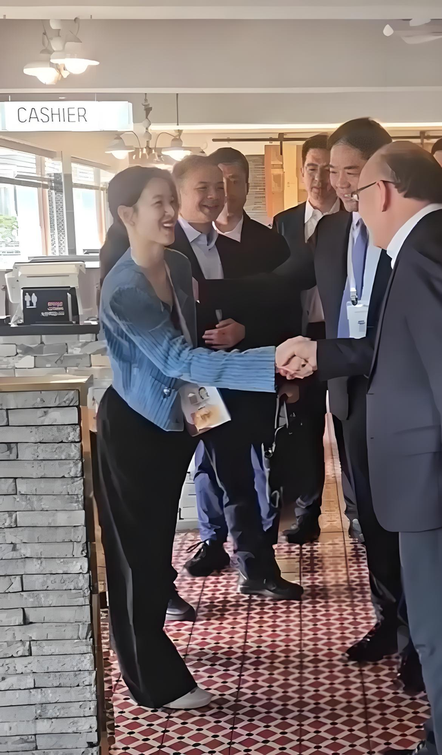 刘强东带章泽天见客户，56万爱马仕抢眼！他宠溺的眼神藏不住