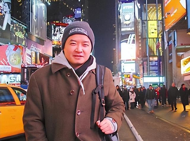 曾是央视名嘴，31岁因一句话离开央视远赴美国，50岁的他怎么样了