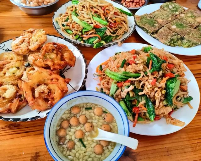 跟我老妈去广西旅游，发现广西这个美食真的很奇特，不过很好吃！