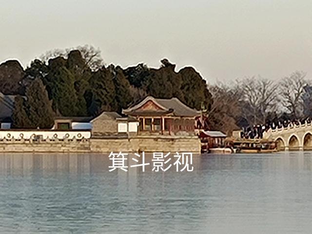 颐和园十七孔桥，彰显皇家气派风姿。