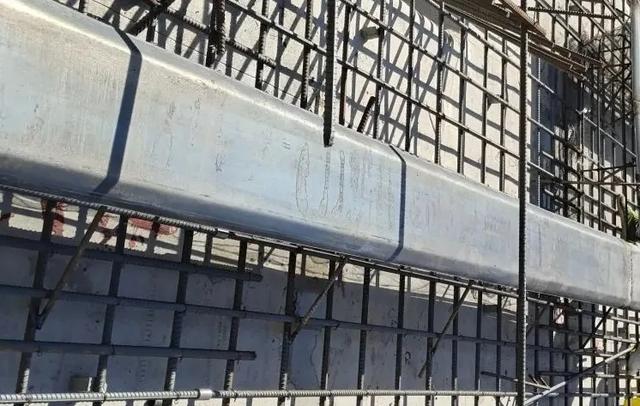 筏板基础施工中止水钢板的开口是朝上还是朝下设置呢？