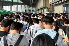 凌晨三点就排队，十万张票一秒抢空，网友吐槽：太疯狂，难以理解图片
