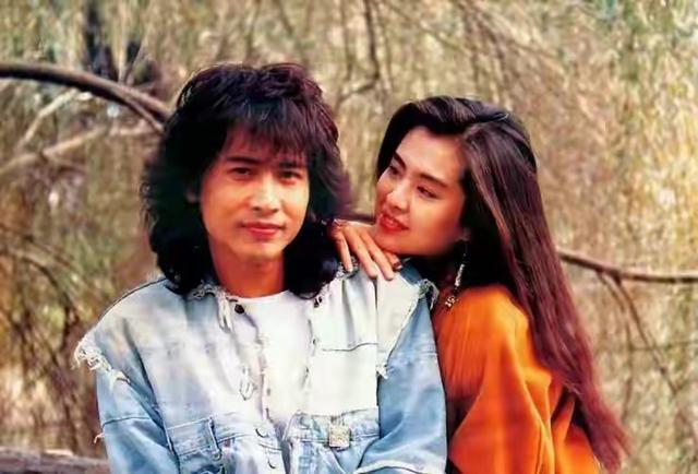 65岁齐秦现状，定居美国，娶小24岁女粉丝为妻，和11岁儿子像爷孙