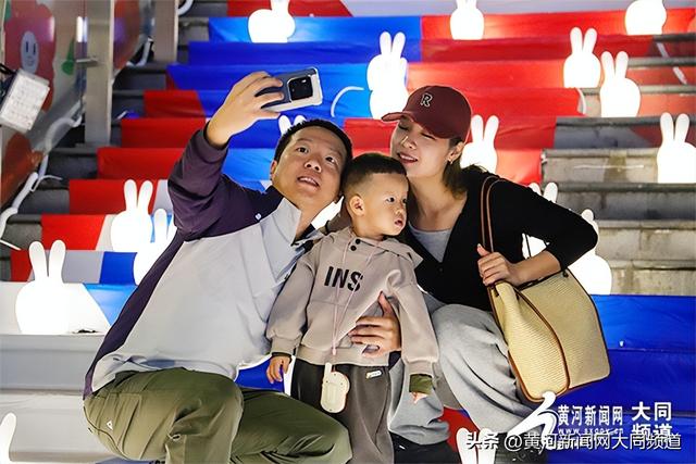 国庆中秋同欢庆 玉兔灯展夜更兴