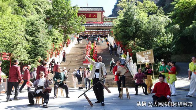 华山之巅歌声扬 百人欢歌贺国庆