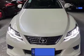 广州遇到5.0L丰田锐志，车主花30万打造，家里的奔驰车展示其实力图片