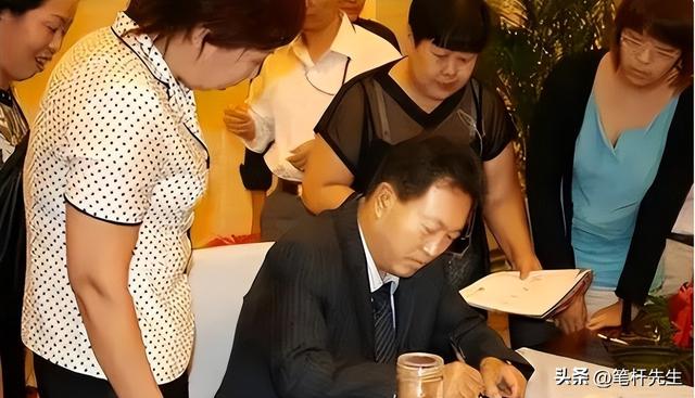 出门有多名女秘书陪伴，非法敛财100亿，昔日首富还是付出了代价