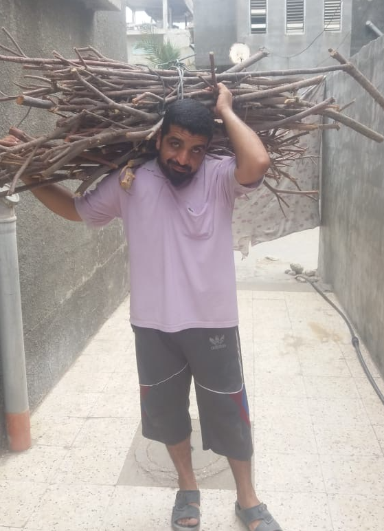 炸弹摧毁房子	，饥饿掐住命根，加沙人的生活远比死亡更加残酷