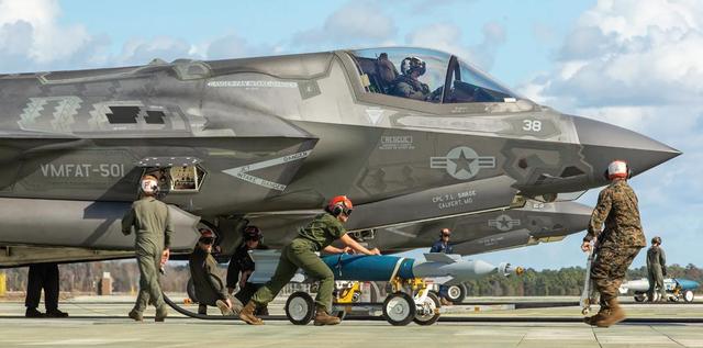 从卖苦力到定规矩，中国打出稀土王炸，一招掐住美国军工命脉