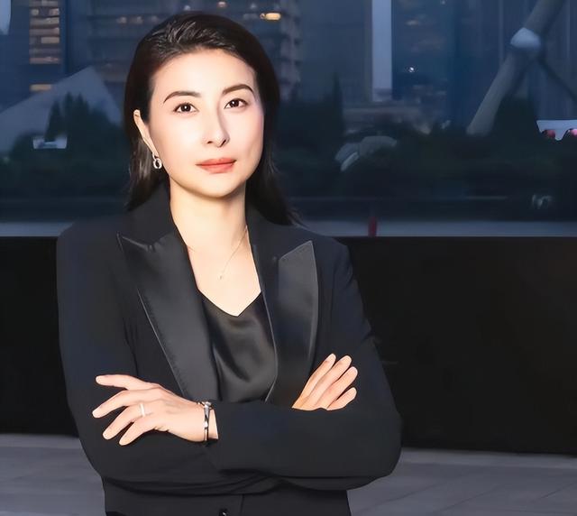 霍启刚没想到，44岁郭晶晶再传喜讯，让霍震霆和香港阔太圈沉默了