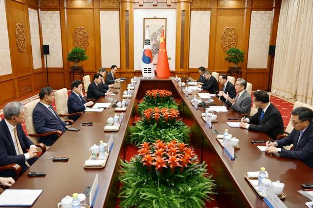 韩国特使团抵达北京，下飞机的第一句话不简单，中方回应很干脆