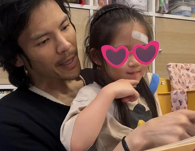 香港街头偶遇郭碧婷向佐，两人恩爱同框，向佐正常穿衣变清爽帅气