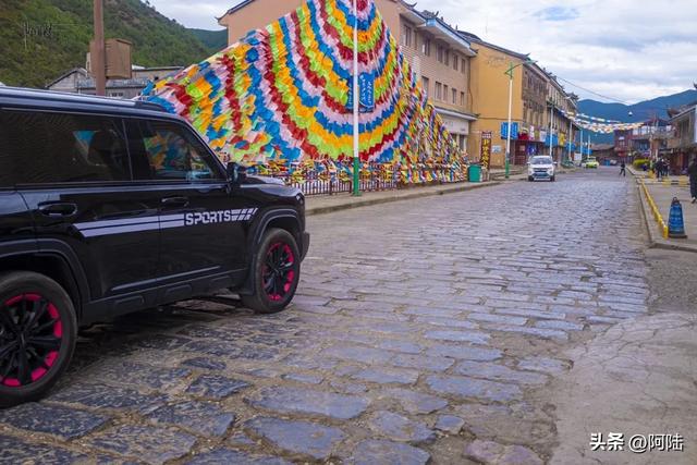 泸沽湖镇的石板路是当地摩梭文化的重要载体,却是众多车友的噩梦