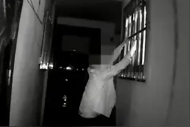 女子在公厕被老人蹲点偷窥，都65岁了，荷尔蒙还如此旺盛？网友懵图片