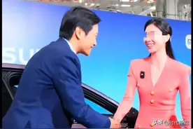 首批小米su7交付，千亿身价雷军亲自为车主开门，网友们羡慕了！图片