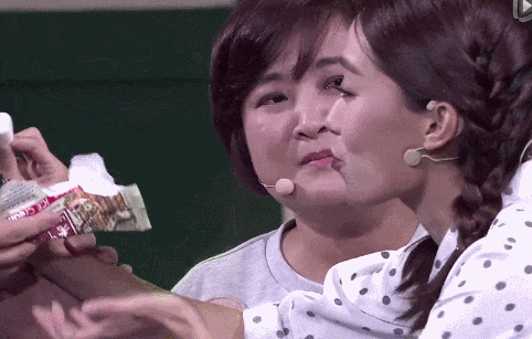 瘦到脱相？43岁的贾玲罕见露面，脸跨不平、又瘦又"颓"，令人唏嘘