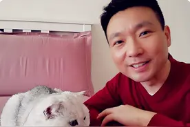 53岁的康辉：结婚24年无儿无女，把猫当孩子宠，让父母抱憾离世图片