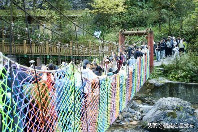 国庆假期第二天，官鹅沟迎来旅游高峰