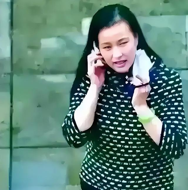 钱再多有什么用75岁刘晓庆摔断左臂,拒绝休养只因无儿无女
