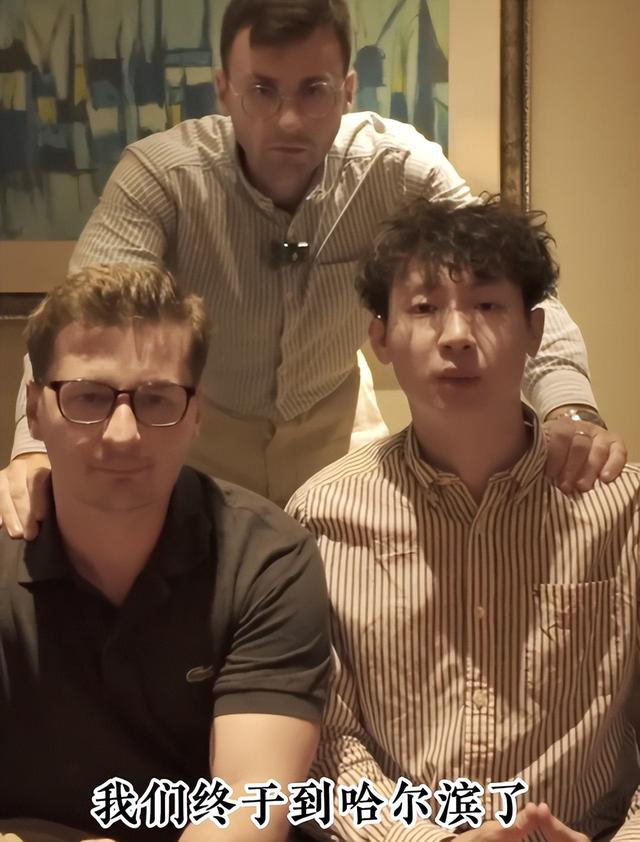 马库斯去七三一部队罪证陈列馆路上手直发抖，在馆内眼神难掩愤怒