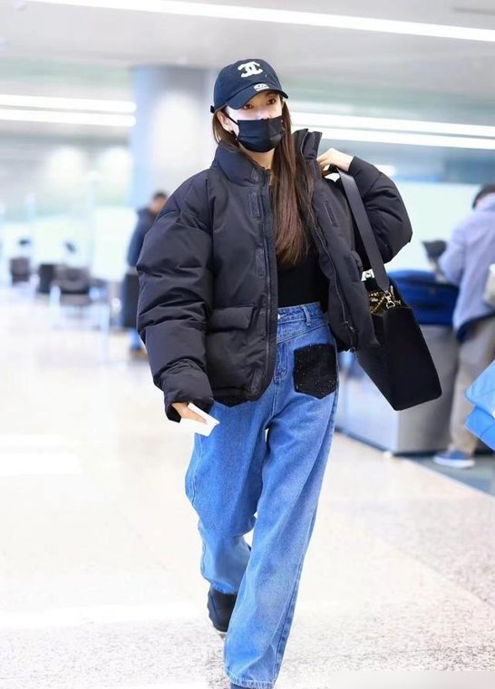 建议女人：羽绒服最好选这3种高级色，时髦洋气，适合25~40岁借鉴