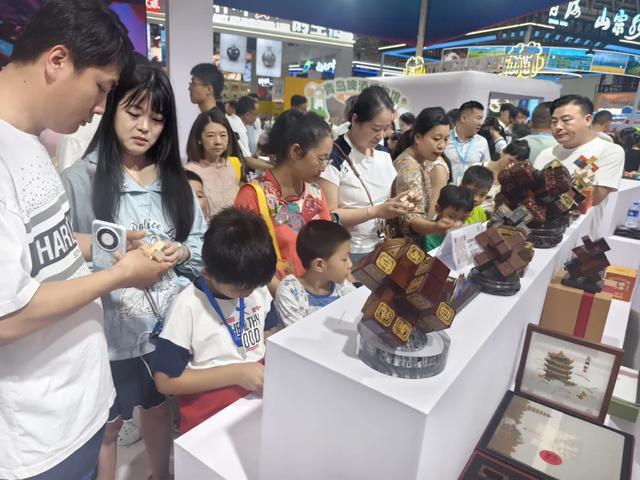 滕州文旅武汉博览会收获丰硕,文创产品出彩,展区人气爆棚