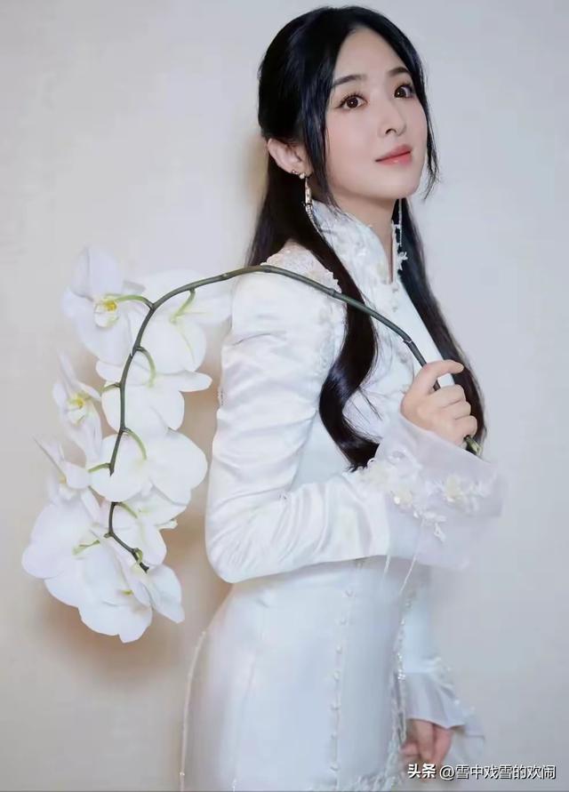 张含韵的奶欲更勾人，36岁依旧童颜，身材却饱满成熟韵味满满