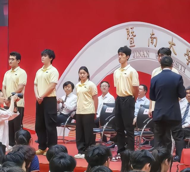 全红婵入学才4天，令人担忧的事还是发生了，网友言论越来越奇葩