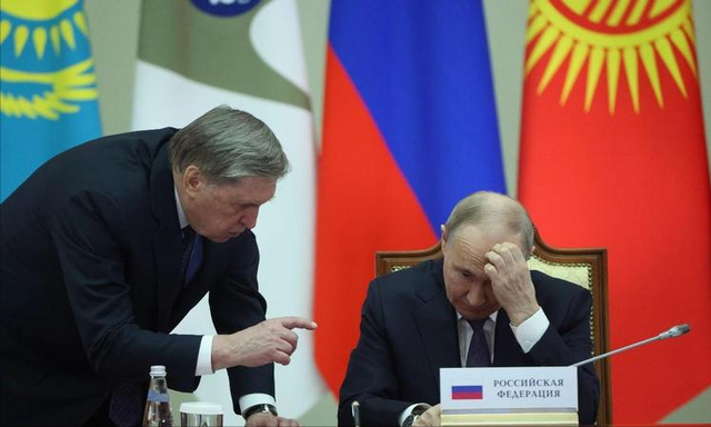 报复来得太快！俄军中将被斩首后，普京下令复仇，乌多地陷入火海