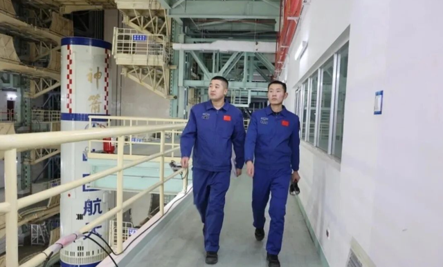 神舟二十号被太空碎片击中！紧急启动备份救援，结果意外变好事？