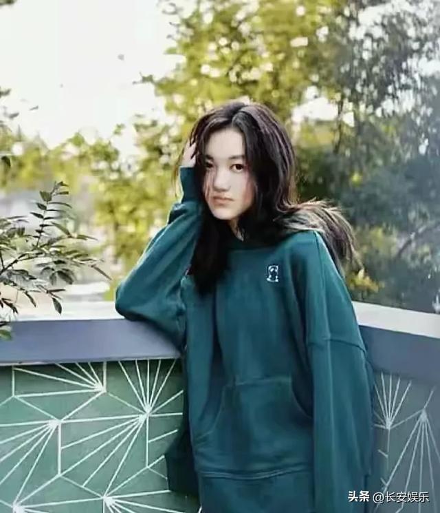 王菲女儿李嫣兔唇消失后，神似当年某冰冰，气质清新脱俗，太美了