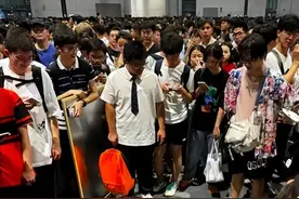 众目睽睽，朗朗乾坤，当众排大便，这个小伙子，你真狠图片