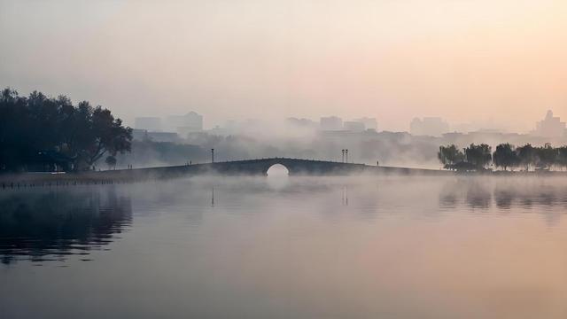 杭州西湖断桥为什么叫断桥？残雪未销处，断桥连古今
