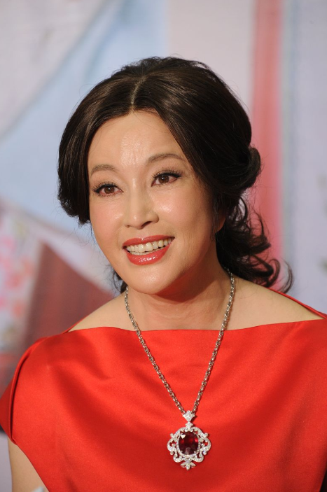 前后仅隔11天，75岁刘晓庆再次迎来好消息，终究她还是跨出这步