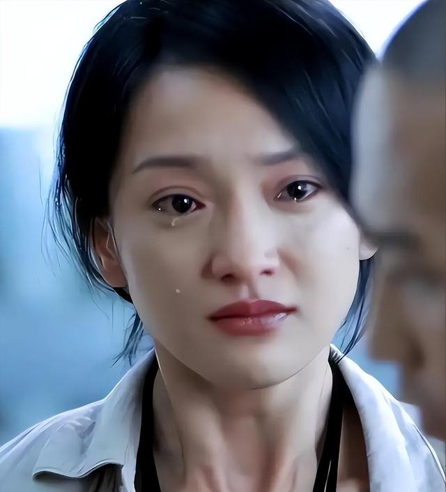 50岁周迅变样：满头白发脸松垮，瘪嘴像老奶奶，无儿无女成遗憾